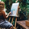 Dziewczynka malująca obraz po numerach