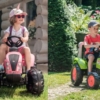 Uśmiechnięte dzieci jadące na traktorkach na pedały