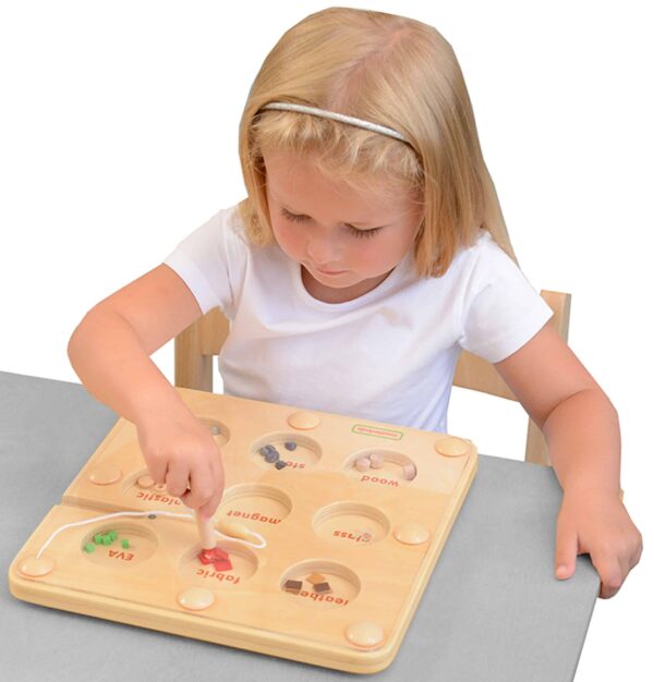 Co-Przyciagnie-Magnes-Edukacyjna-Gra-Tabliczka-Masterkidz-Montessori-1 Co-Przyciagnie-Magnes-Edukacyjna-Gra-Tabliczka-Masterkidz-Montessori-1