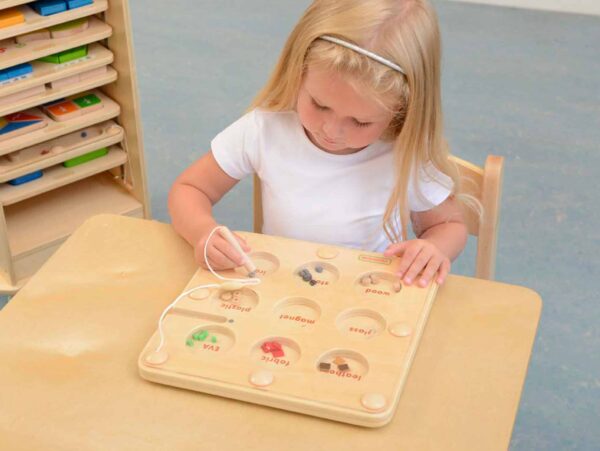 Co-Przyciagnie-Magnes-Edukacyjna-Gra-Tabliczka-Masterkidz-Montessori-4 Co-Przyciagnie-Magnes-Edukacyjna-Gra-Tabliczka-Masterkidz-Montessori-4