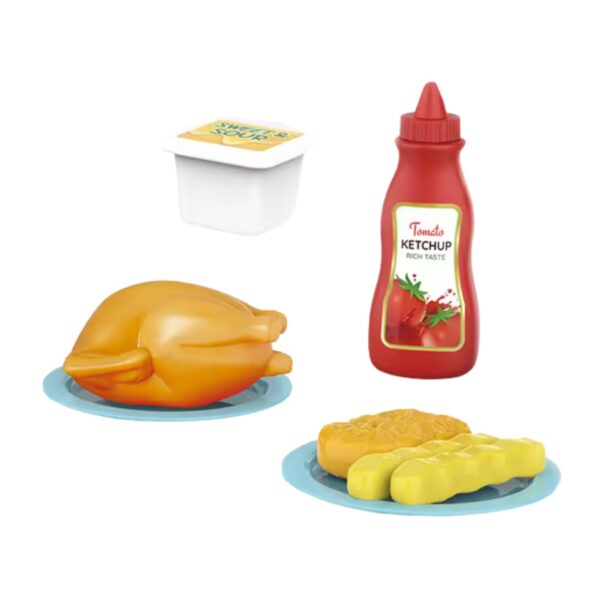 WOOPIE-Rozowa-Kuchenka-Mikrofalowa-z-Kurczakiem-2 Smakowite plastelinowe produkty układają się na stole, w tym przyprawa ketchup, mięso z kurczaka, pieczywo i frytki, idealne do kreatywnej zabawy w kuchni dla dzieci.