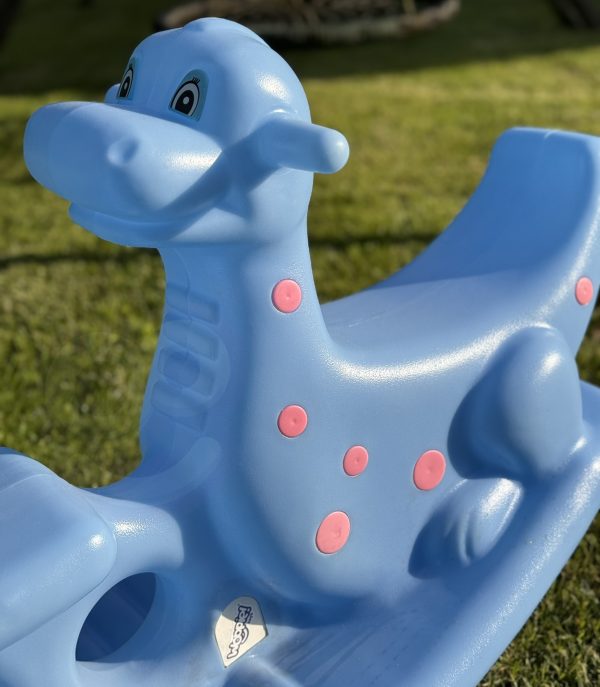 WOOPIE-Bujak-Wieloosobowy-Dino-Hustawka-Rownowazna-Niebieska-6 Kolorowa huśtawka dla dzieci w kształcie delfina, wykonana z wytrzymałego plastiku, idealna na plac zabaw oraz do ogrodu, zapewniająca bezpieczną i radosną zabawę dla najmłodszych.