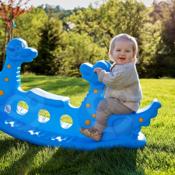 WOOPIE Bujak Wieloosobowy Dino Huśtawka Równoważna Niebieska Kolorowa zjeżdżalnia dla dzieci z motywem słonia na zielonym trawniku, w otoczeniu drzew, idealna do zabaw na świeżym powietrzu, promująca aktywność na zewnątrz i rozwijanie motoryki dziecka.