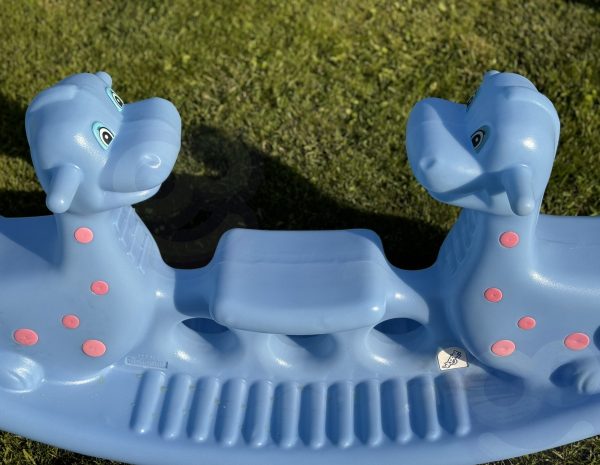 WOOPIE-Bujak-Wieloosobowy-Dino-Hustawka-Rownowazna-Niebieska-7 Kolorowa huśtawka dla dzieci w kształcie słonia, idealna na plac zabaw i do ogrodu, przyjazna dla maluchów, wykonana z bezpiecznego tworzywa, poprawia koordynację i rozwój motoryczny dzieci.
