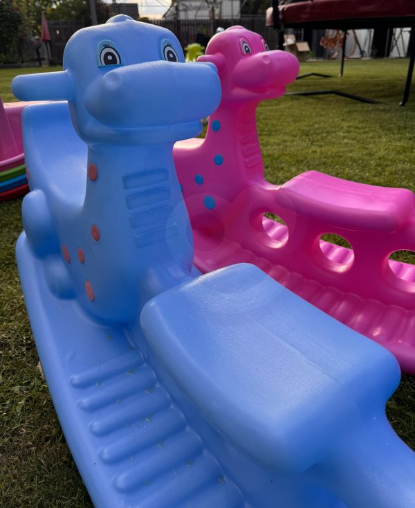WOOPIE-Bujak-Wieloosobowy-Dino-Hustawka-Rownowazna-Niebieska-8 Kolorowe place zabaw dla dzieci w kształcie ugrzecznionych dinozaurów, niebieski i różowy, na zewnątrz, w ogrodzie, idealne do rodzinnych imprez, bezpieczeństwo i radość dzieci.