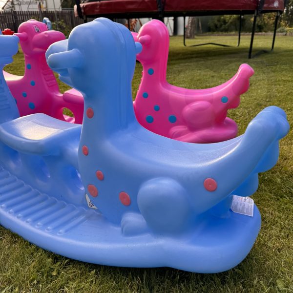 WOOPIE-Bujak-Wieloosobowy-Dino-Hustawka-Rownowazna-Niebieska-9 Kolorowe dmuchane konie dla dzieci, idealne do zabawy na zewnątrz, wykonane z trwałego tworzywa, dostępne w sklepie Świat Zosi, zapewniające bezpieczną i radosną rozrywkę na podwórku.