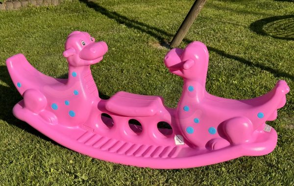 WOOPIE-Bujak-Wieloosobowy-Dino-Hustawka-Rownowazna-Rozowa-5 Kolorowa zjeżdżalnia dla dzieci w kształcie różowego dinozaura, idealna do placu zabaw na świeżym powietrzu, wykonana z trwałego tworzywa sztucznego, zapewniając bezpieczeństwo i rozrywkę najmłodszym.