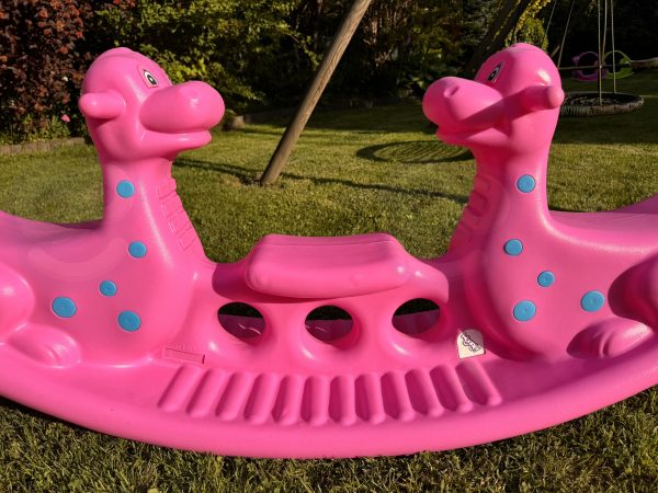WOOPIE-Bujak-Wieloosobowy-Dino-Hustawka-Rownowazna-Rozowa-7 Kolorowa huśtawka dla dzieci w kształcie różowych Dinozaurów, idealna do ogrodu, zapewniająca zabawę i rozwijanie wyobraźni maluchów. Prezent dla najmłodszych na świeżym powietrzu.