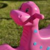 Kolorowa zabawka dinozaur różowy dla dzieci, idealna do placu zabaw i wnętrz, wykonana z bezpiecznego plastiku, pobudza wyobraźnię i zapewnia rozrywkę.