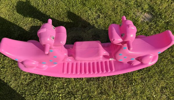 WOOPIE-Bujak-Wieloosobowy-Dino-Hustawka-Rownowazna-Rozowa-9 Zabawka plaskacza dla dzieci w kształcie różowych dinozaurów, idealna do zabawy na świeżym powietrzu, bezpieczna i kolorowa, motyw dinozaurów, wesoła rozrywka dla maluchów.