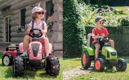 Uśmiechnięte dzieci jadące na traktorkach na pedały